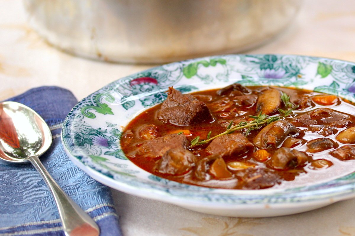 Comment cuisiner des plats mijotés : conseils et astuces